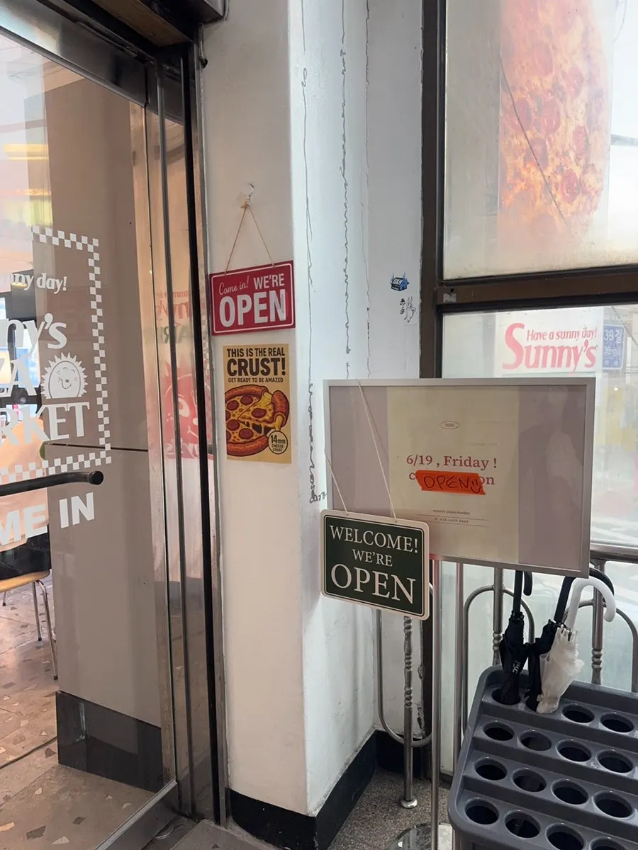 Overview of the Sunny's Pizza Market interior