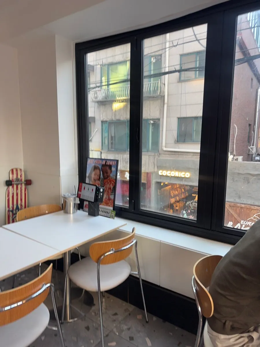 Seating atmosphere inside Sunny's Pizza Market