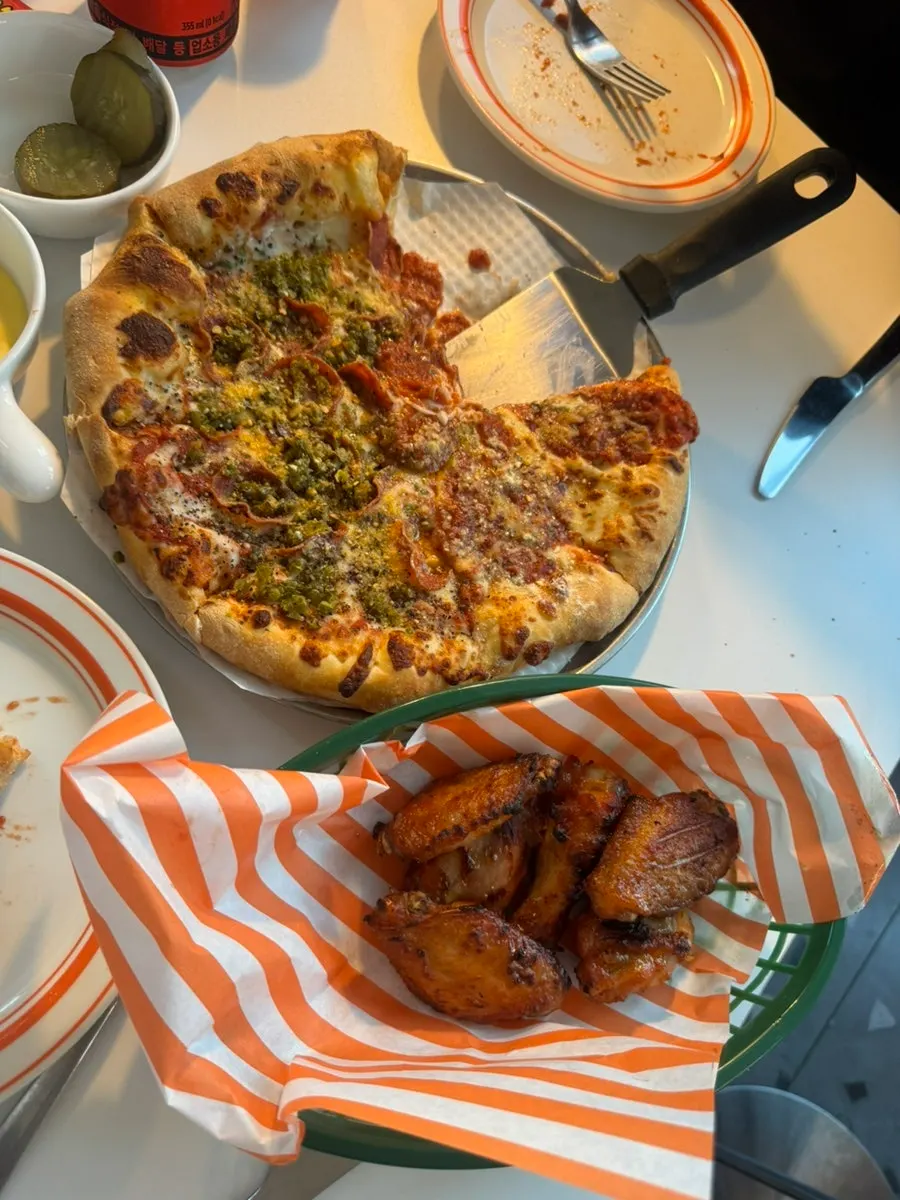 Chewy-crust pizza and dipping sauce