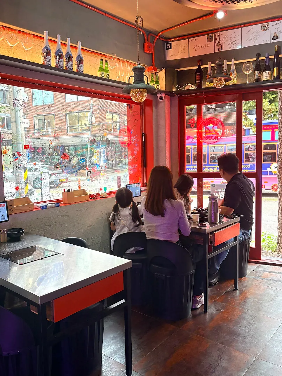 Interior of Eungkeum Tteokbokki Yeonnam Branch