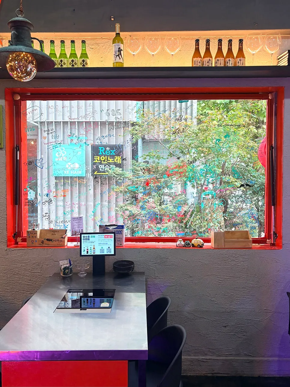 Neatly organized dining seats at Eungkeum Tteokbokki Yeonnam Branch