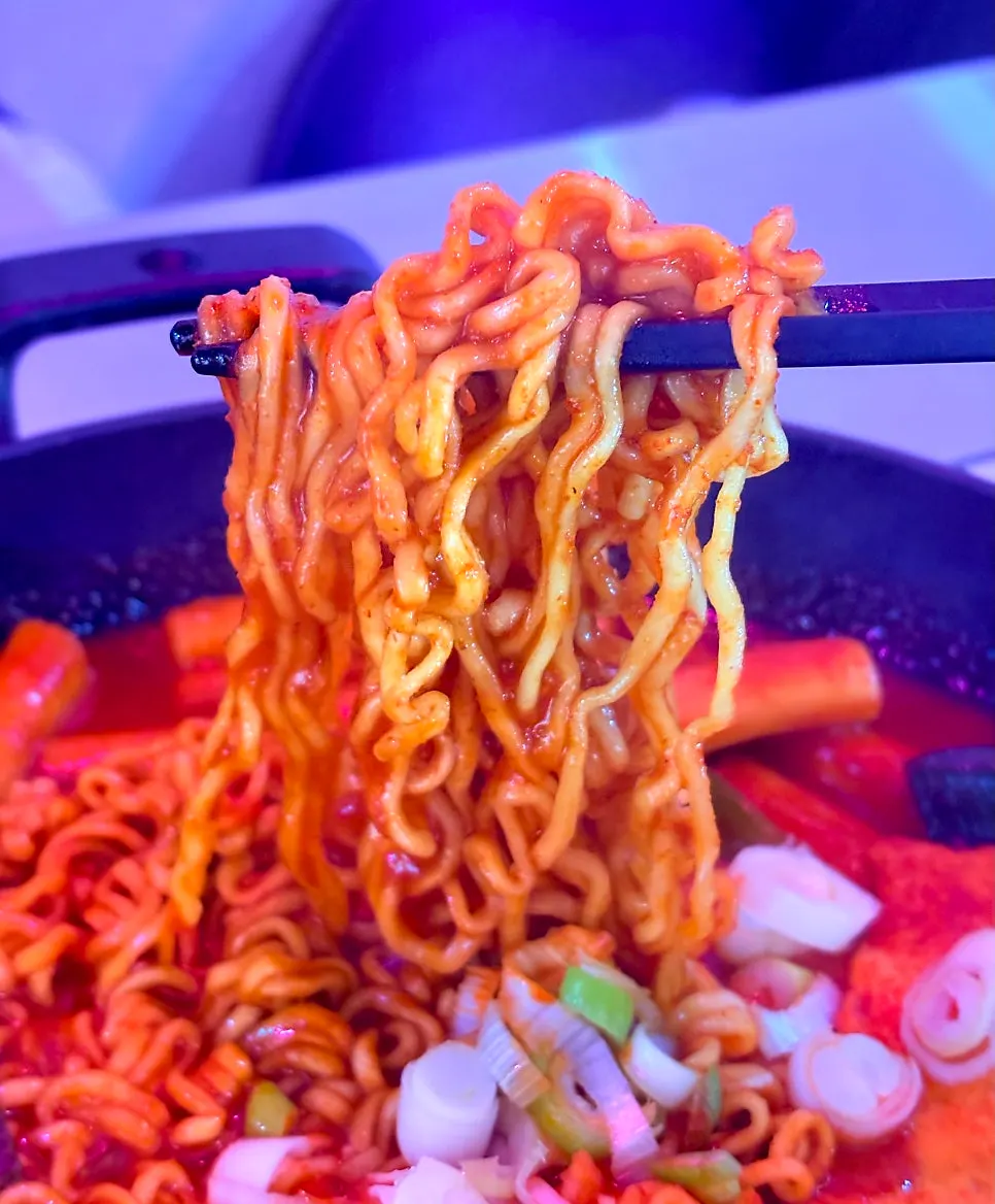 Ramyeon noodles added to the tteokbokki