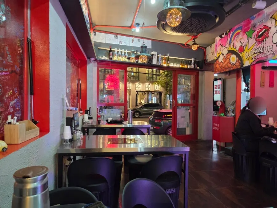 Interior atmosphere at Eungkeum Tteokbokki Yeonnam Branch