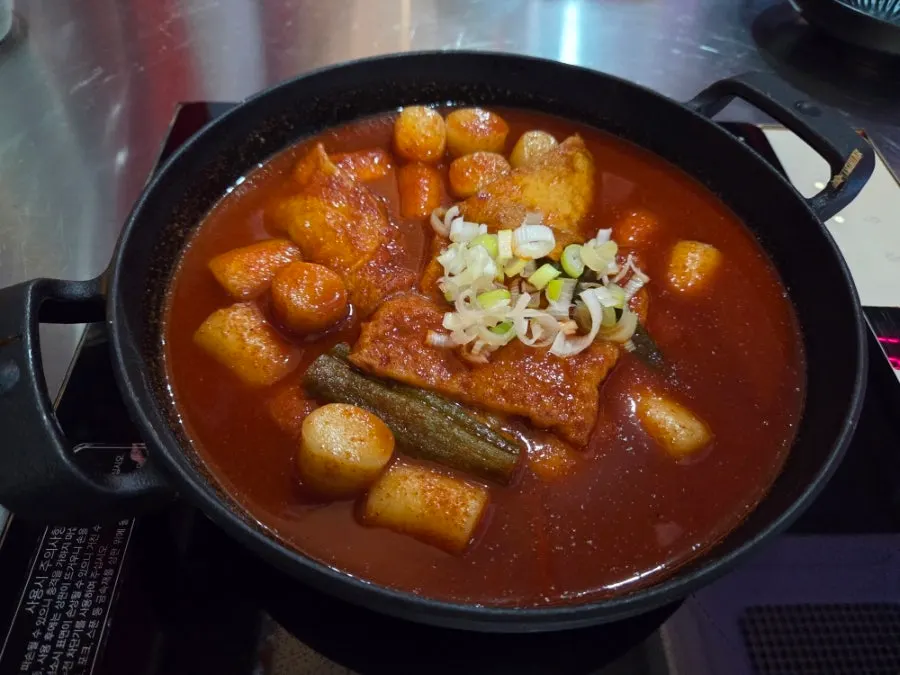 Soup-style rice tteokbokki on an induction burner