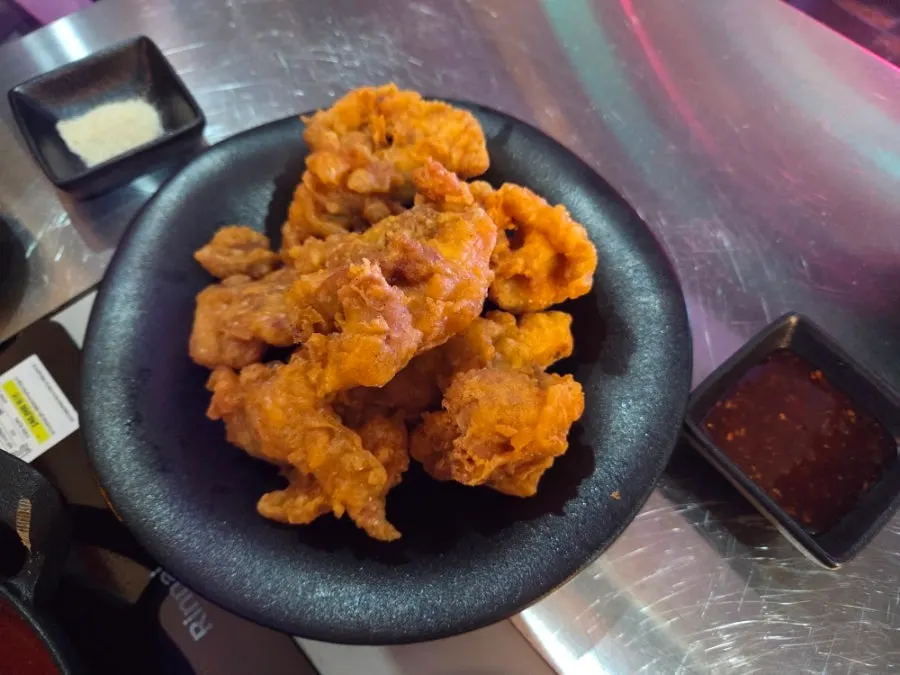Boneless fried chicken served with tteokbokki