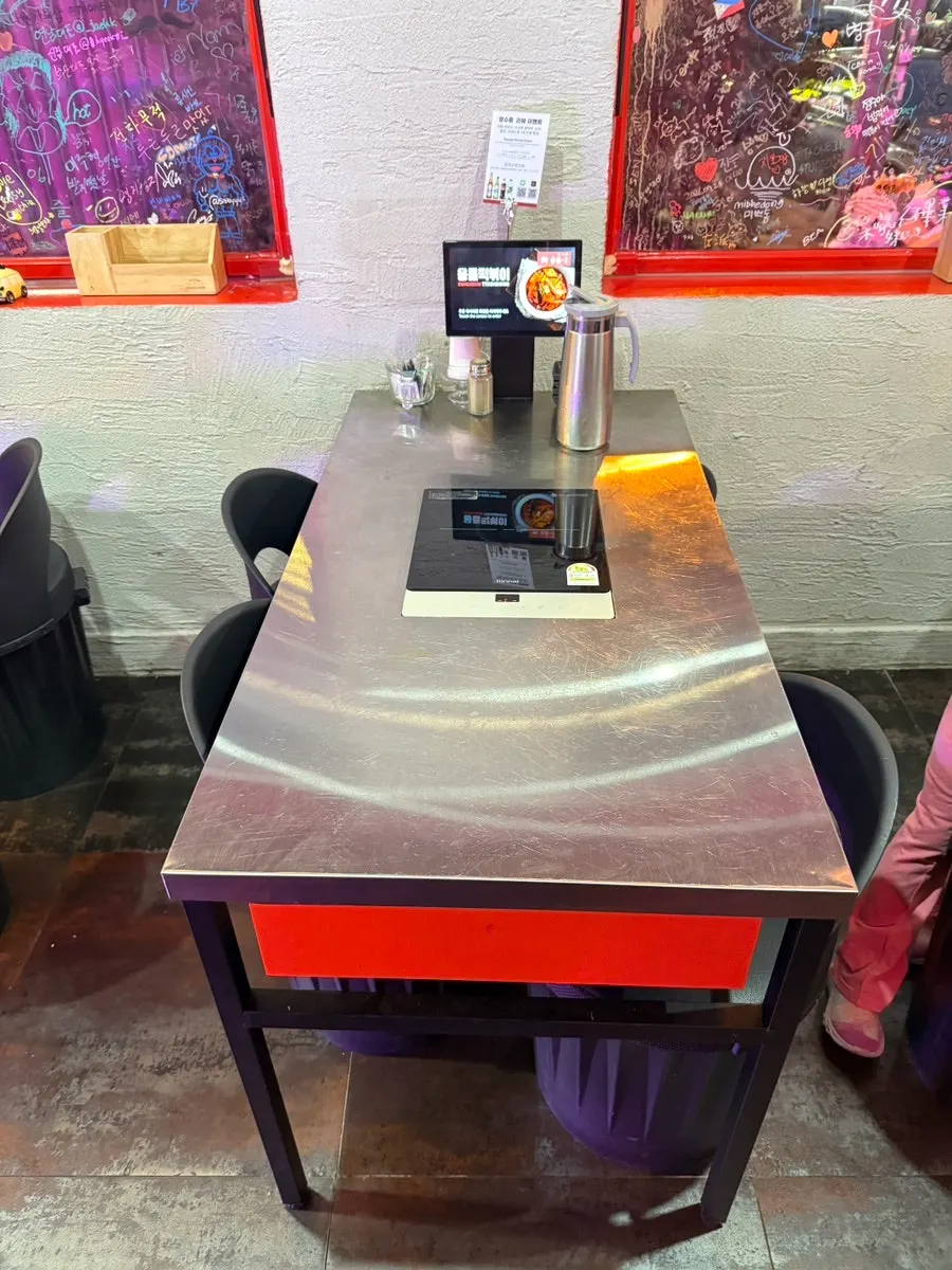 Widely spaced 4-person table seating at Eungkeum Tteokbokki Yeonnam Branch