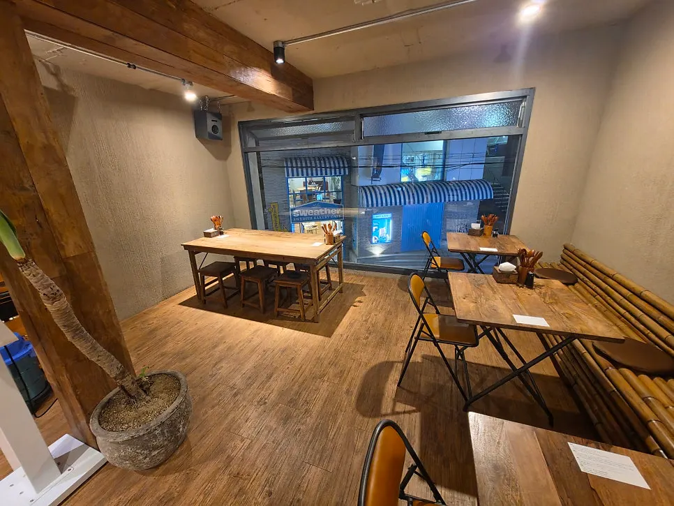오차야 연남점 매장 입구와 내부