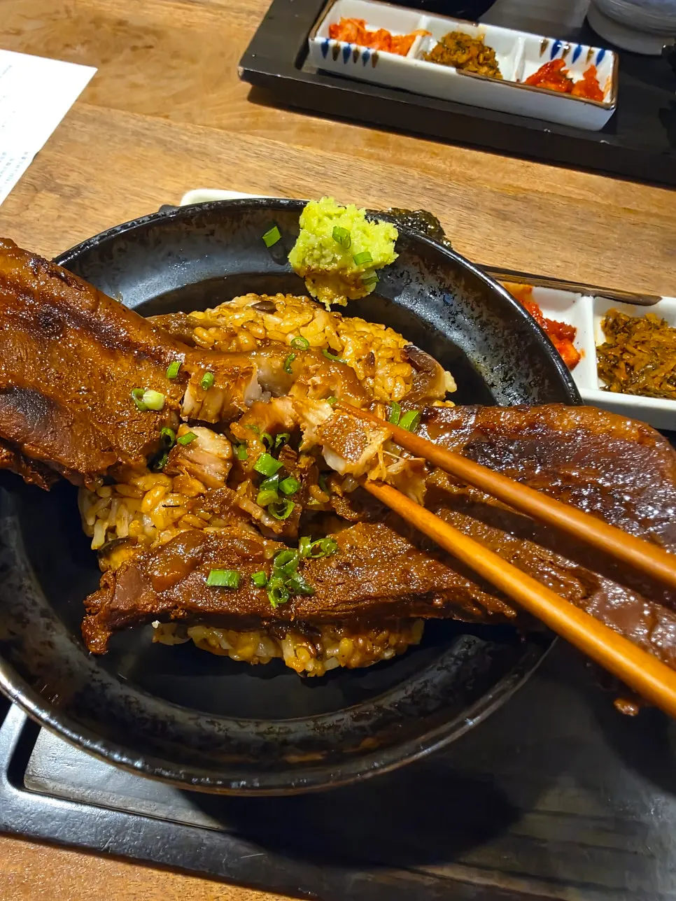 돼지고기를 올린 부타노가쿠니 한 상