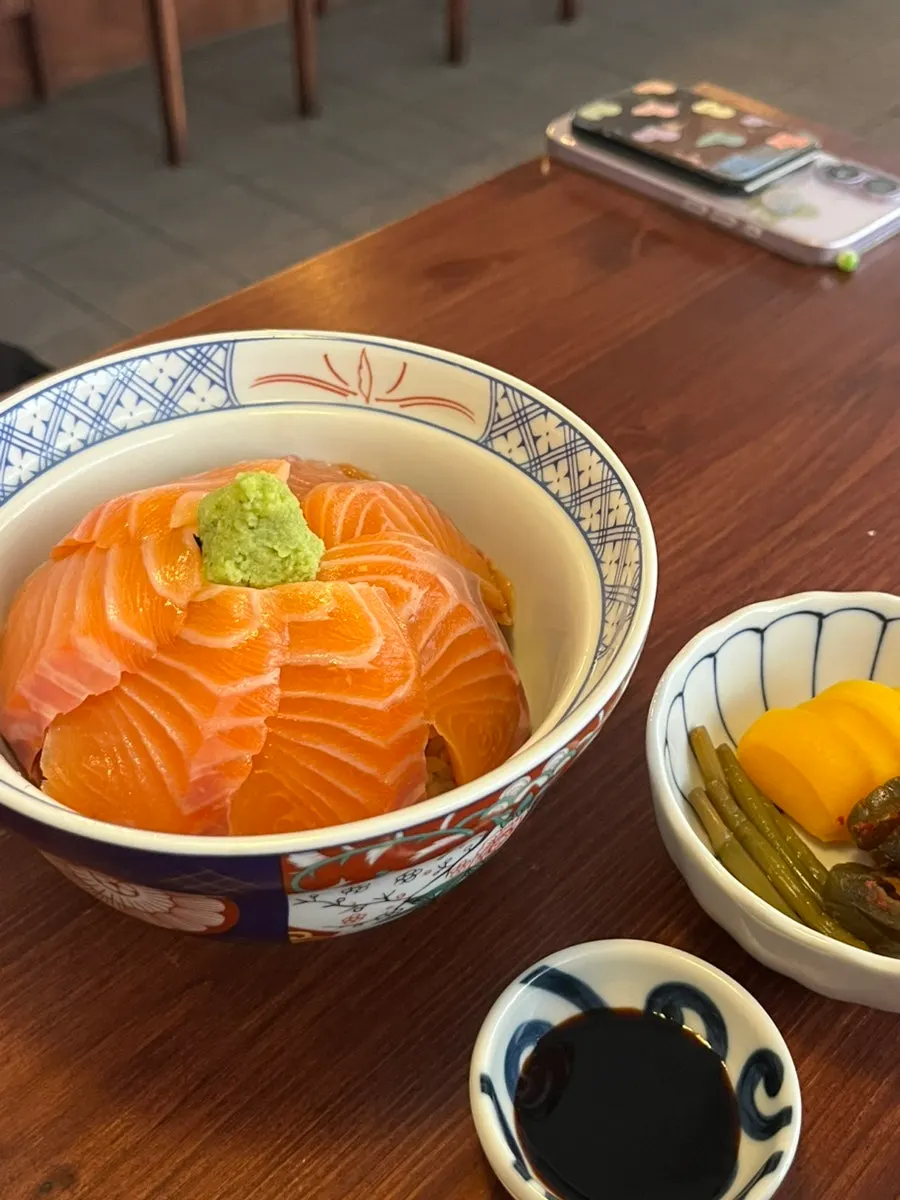 사케동과 히레카츠동 상차림