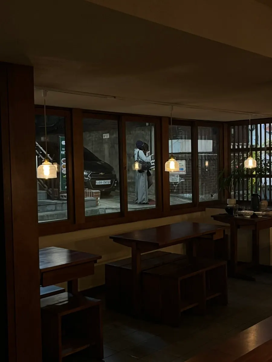Bar-table seating for solo diners