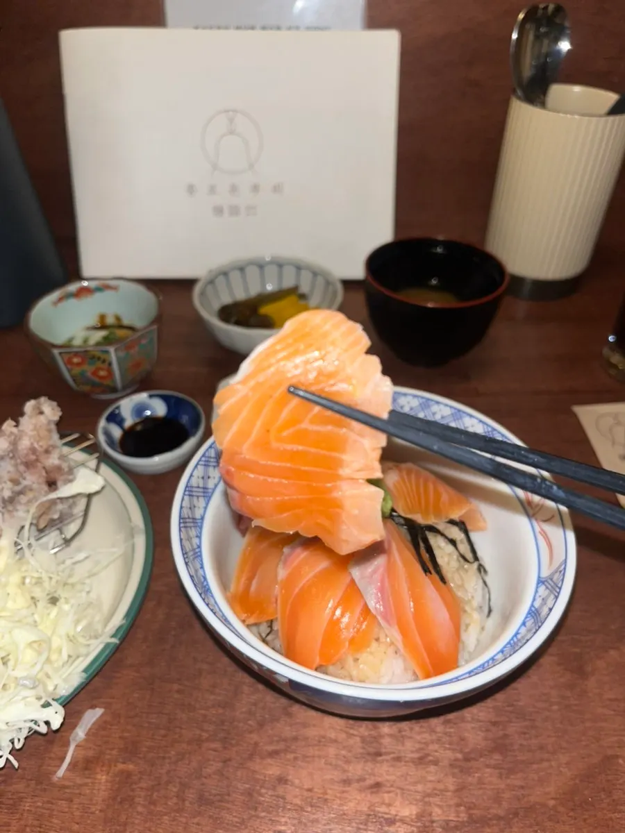 Salmon don topped with thick-cut salmon