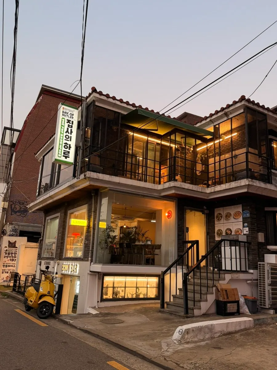 화이트 톤 인테리어와 식물이 놓인 랑트 연남본점 내부
