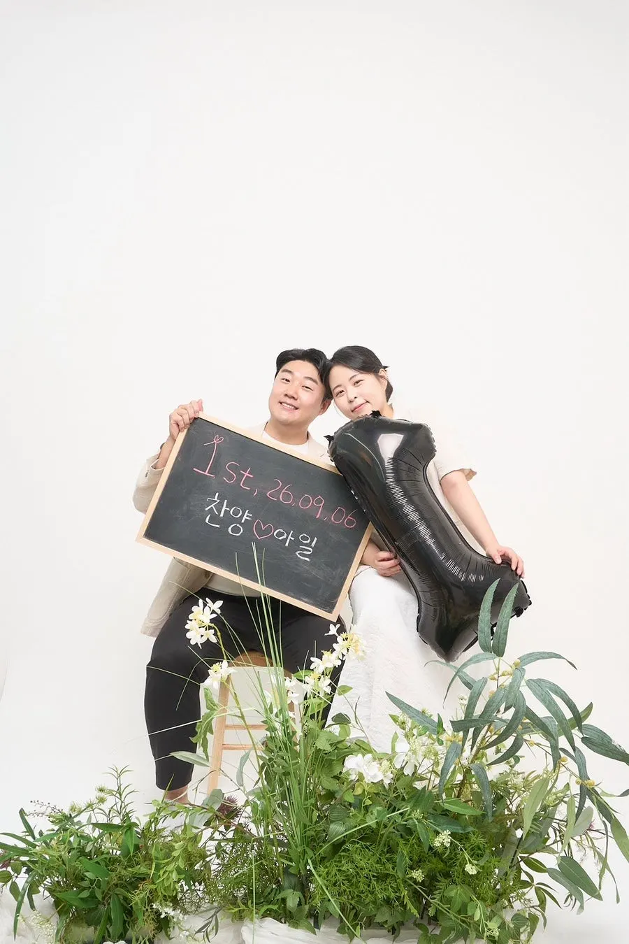 풍선과 꽃 소품이 준비된 촬영 공간