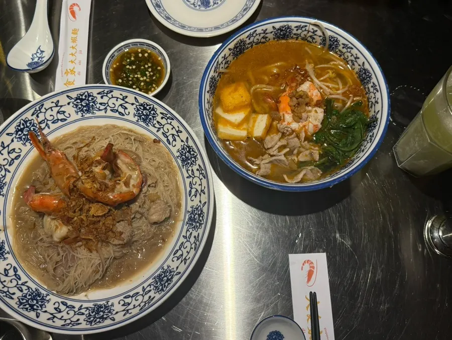 Hidangan mi goreng kuah udang