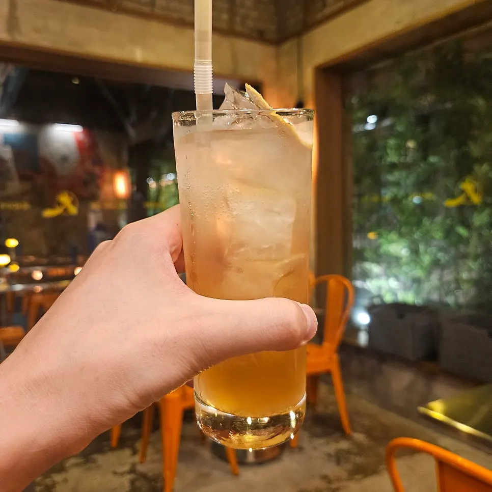 A glass of yuja highball at Ttasijia