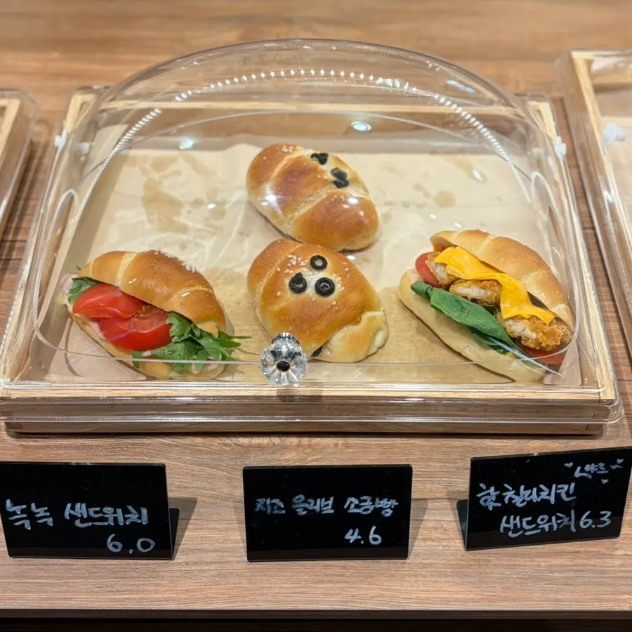 카페의 라떼와 티 메뉴