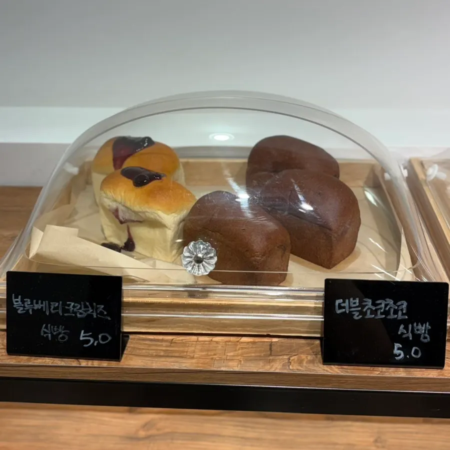 소금빵과 바게트 진열