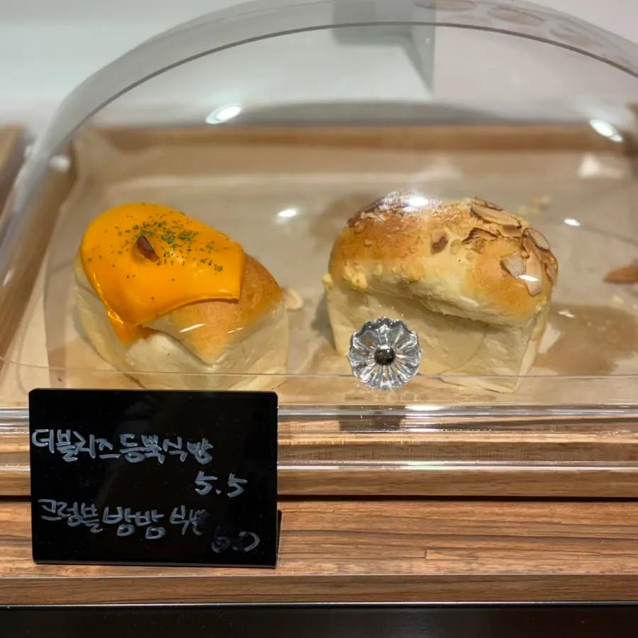 식빵과 구움과자 진열