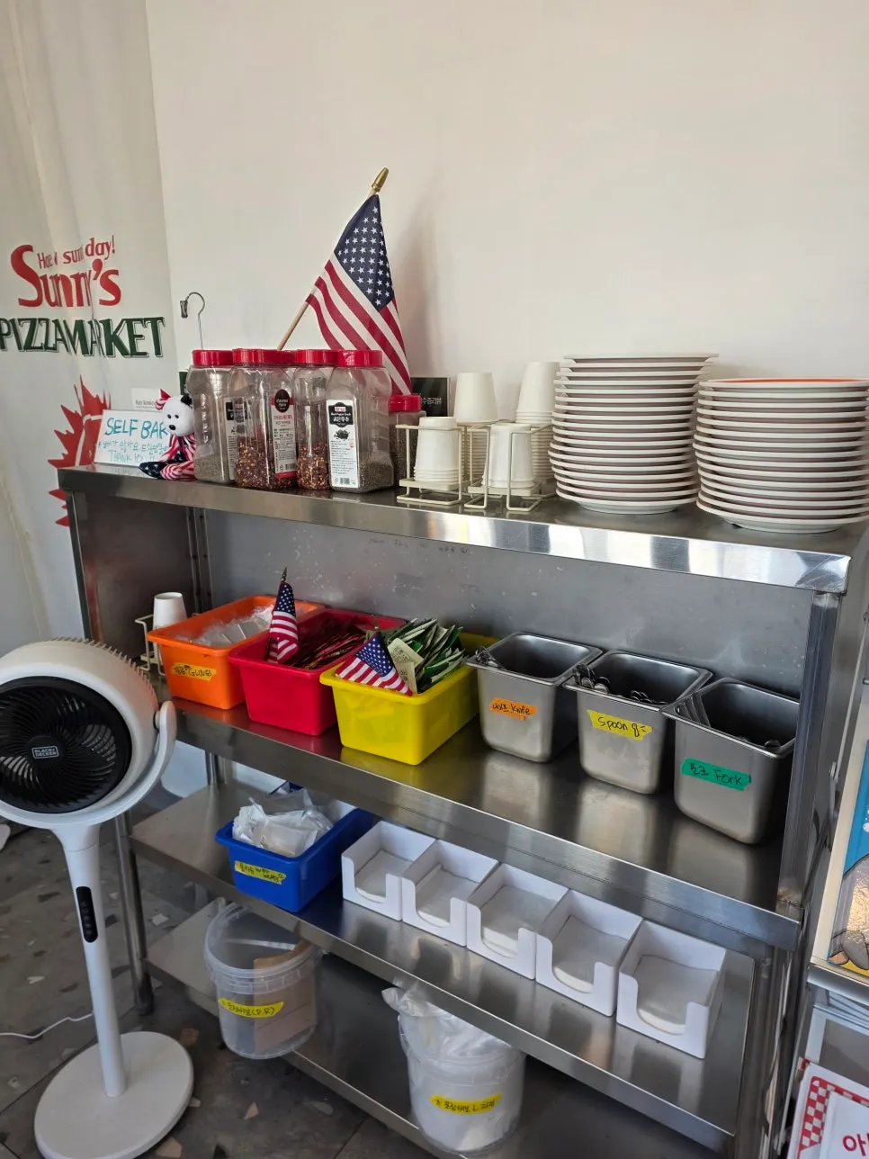 Vertical photo of the interior atmosphere at Sunny's Pizza Market