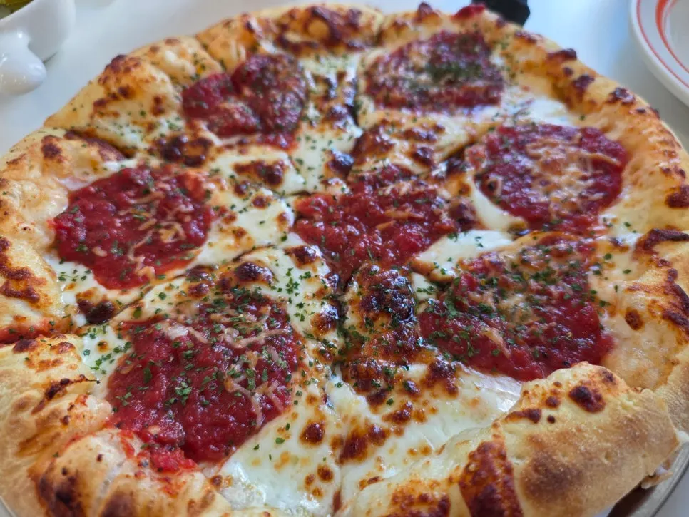 Close-up of the regular-size margherita pizza