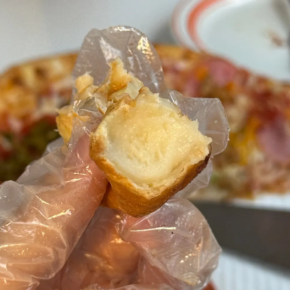 상견례를 마치고 맥주잔을 부딪히는 장면