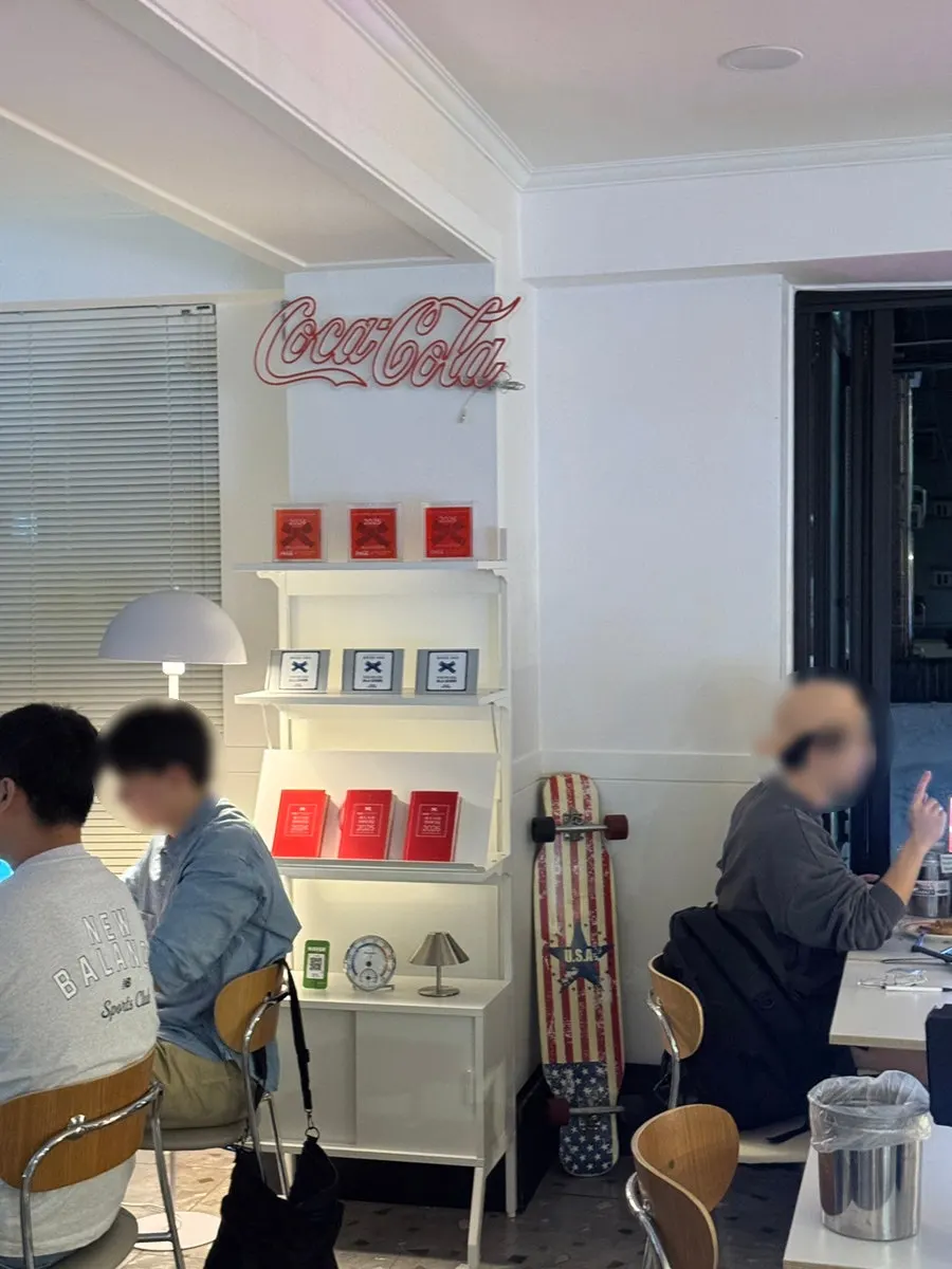블루리본 선정 표식이 걸린 매장 한쪽