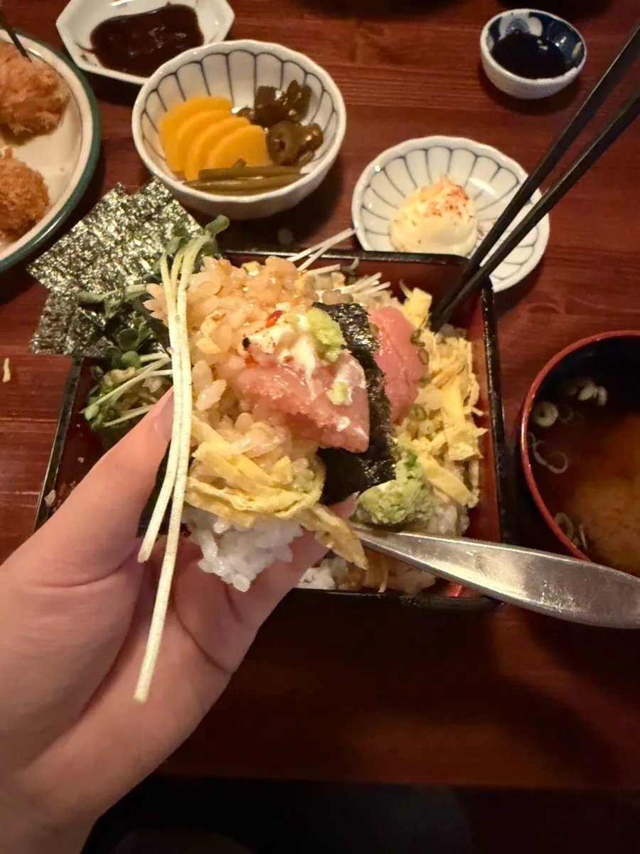 김에 밥과 명란을 올려 싸 먹는 모습