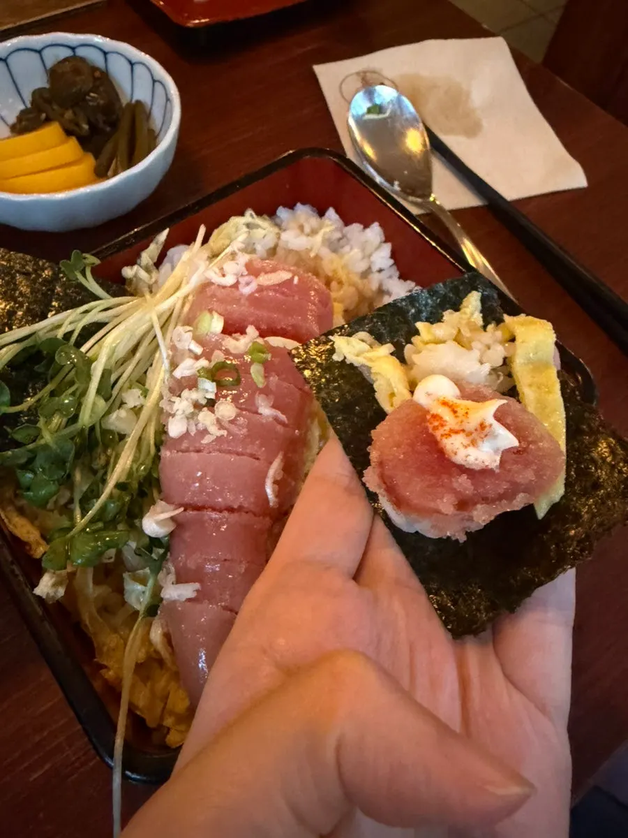 Wrapping rice and cod roe in seaweed to eat
