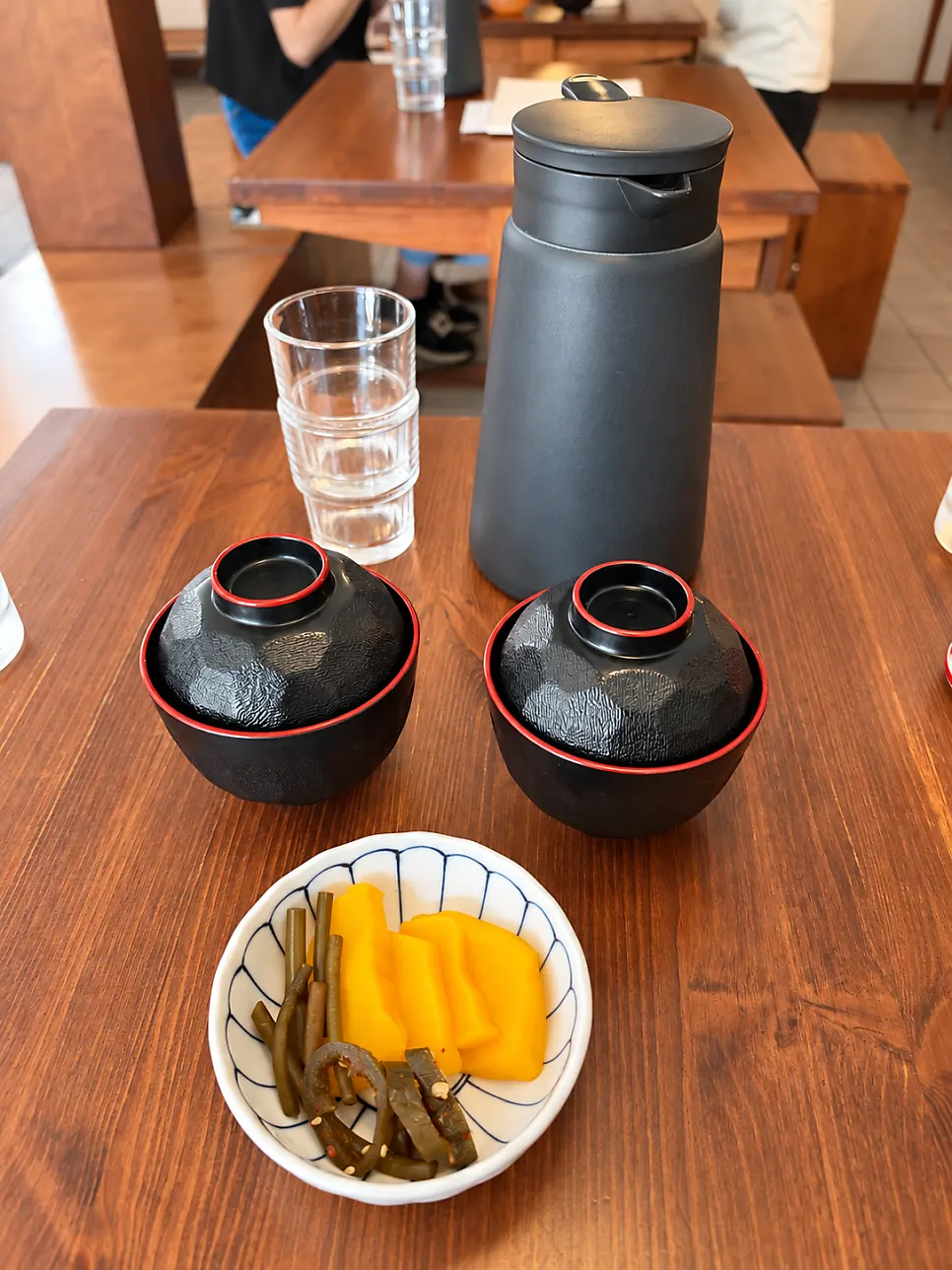 먼저 나온 장국과 단무지, 장아찌
