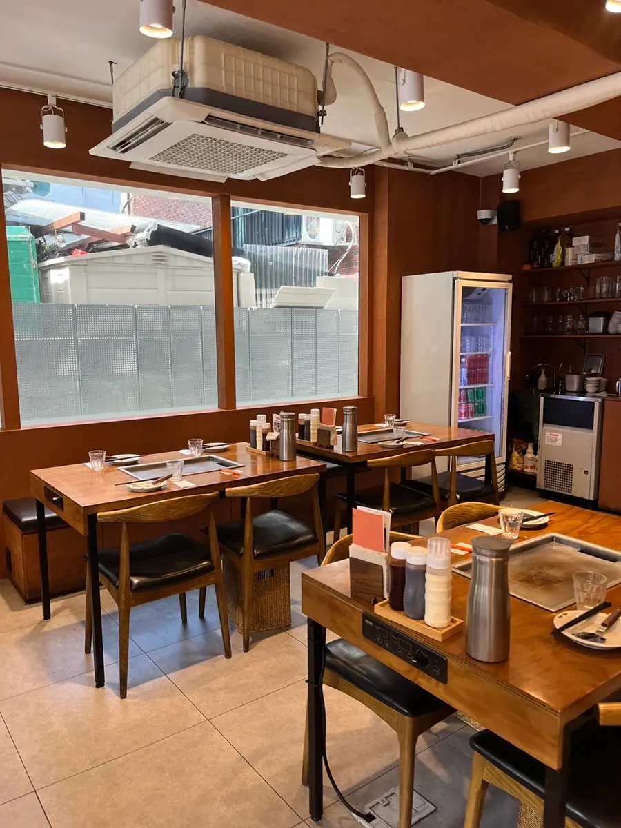 Window seating at a Yeonnam teppanyaki restaurant