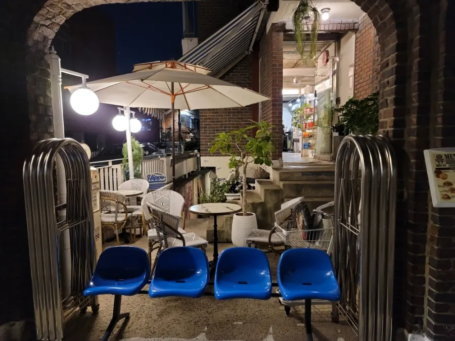 European-style terrace space by the entrance