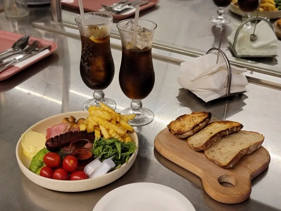 A plate of Brunch All the Way