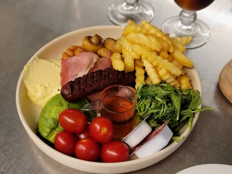 Brunch served with three pieces of bread
