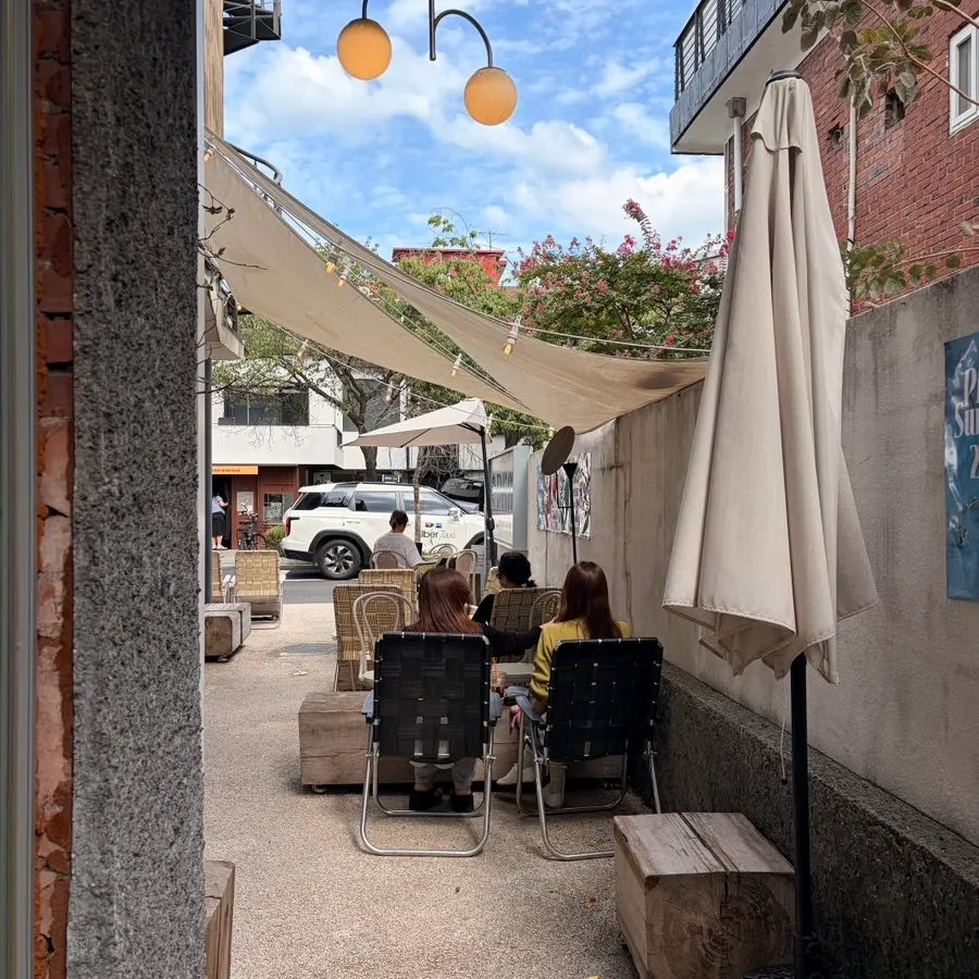 Spacious seating with backrest chairs