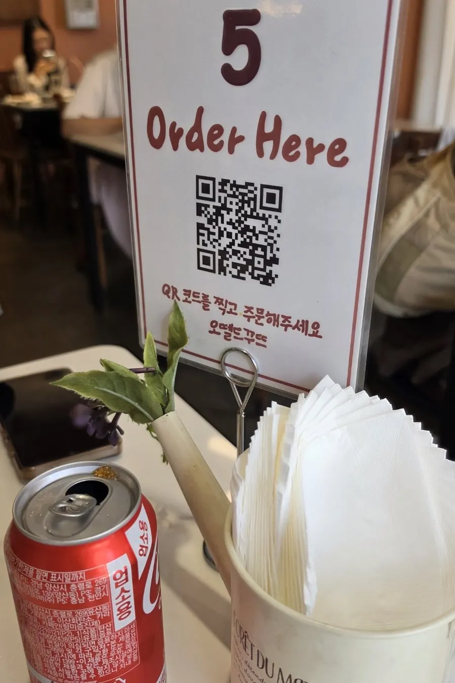 Table setting with the ordered cola