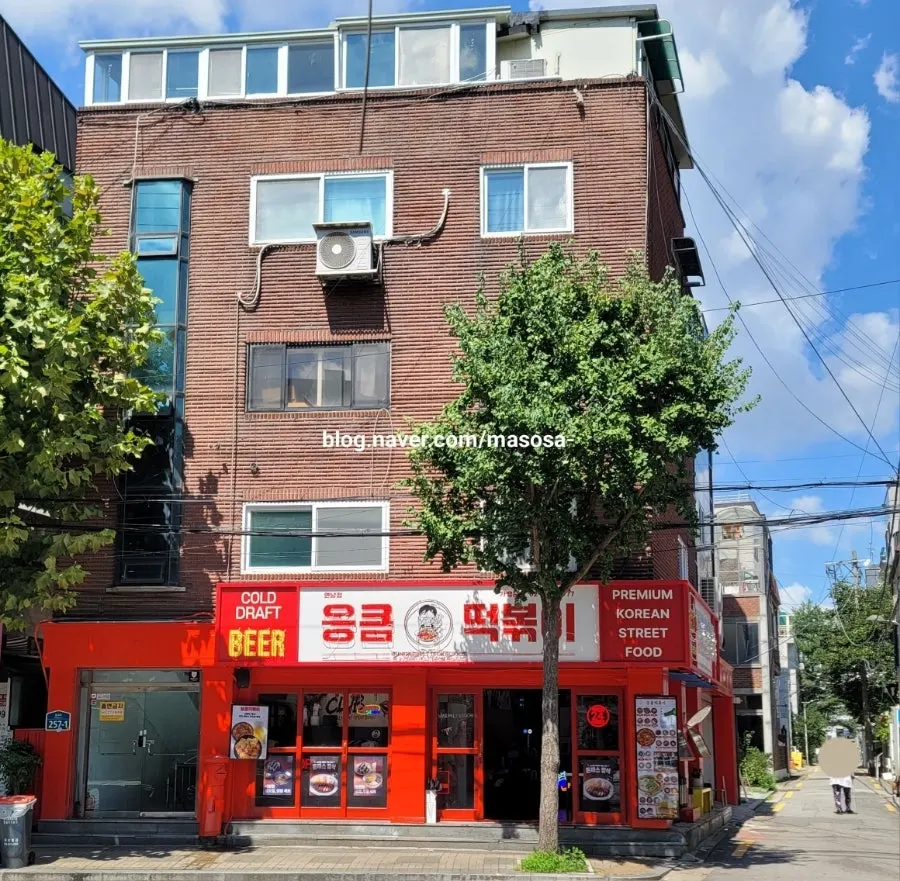 빨간색 외관이 눈에 띄는 응큼떡볶이 연남점