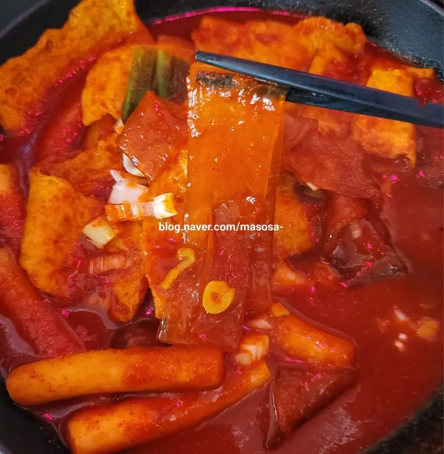 넓적당면을 추가한 응큼떡볶이