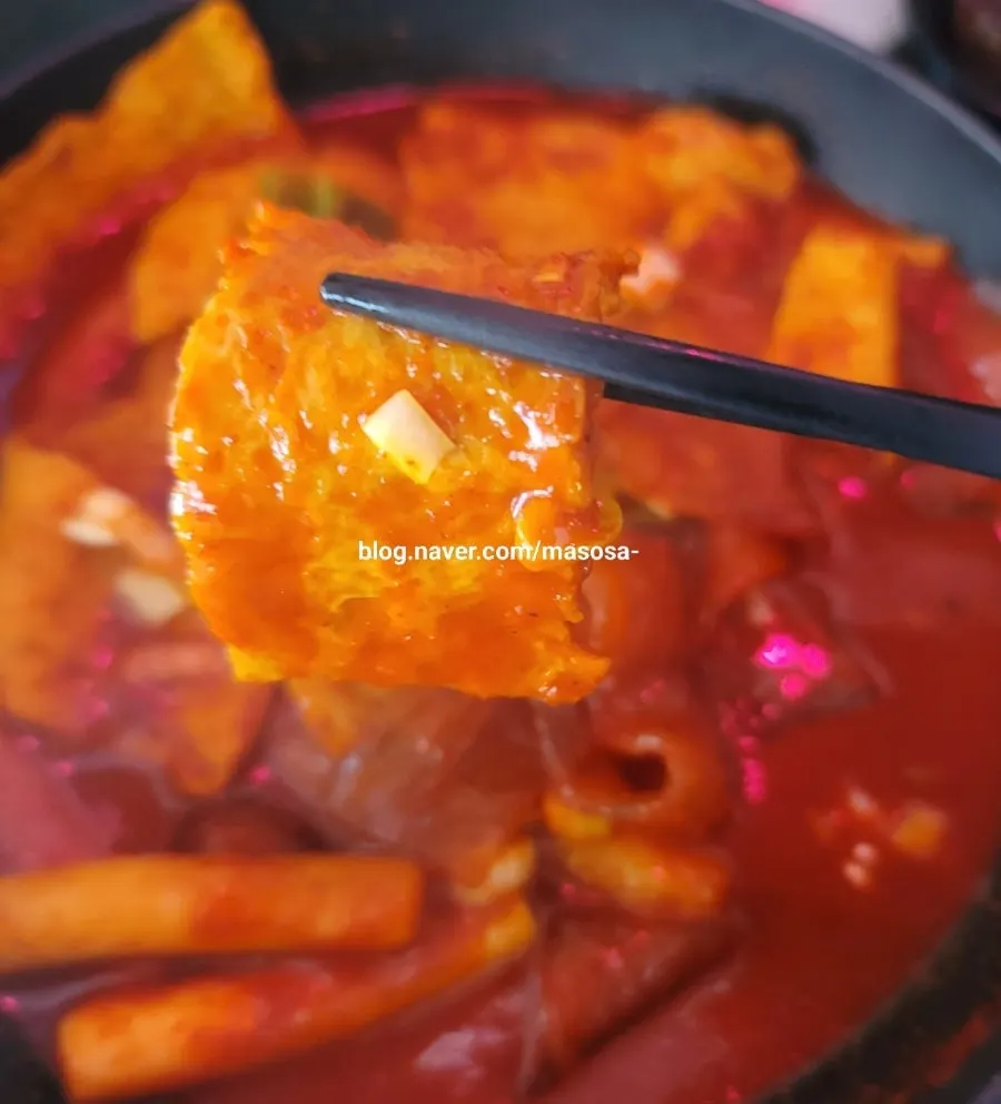 어묵을 추가한 떡볶이 냄비