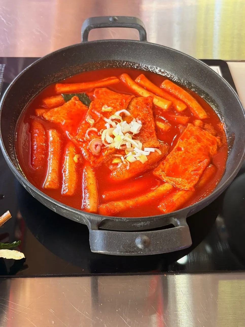 기본맛 떡볶이와 반마리 치킨세트 한 상
