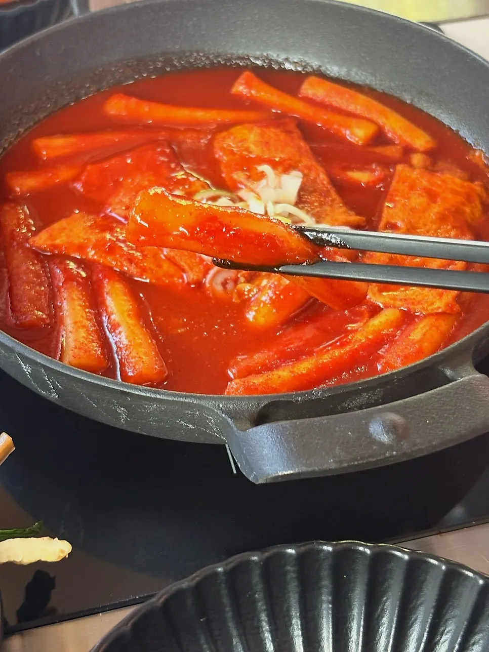 달달한 국물의 기본맛 떡볶이 클로즈업