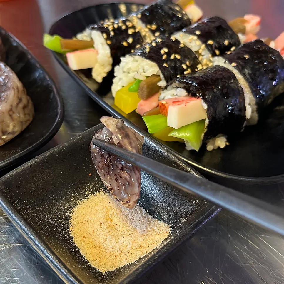 순대와 함께 차려진 분식 상차림