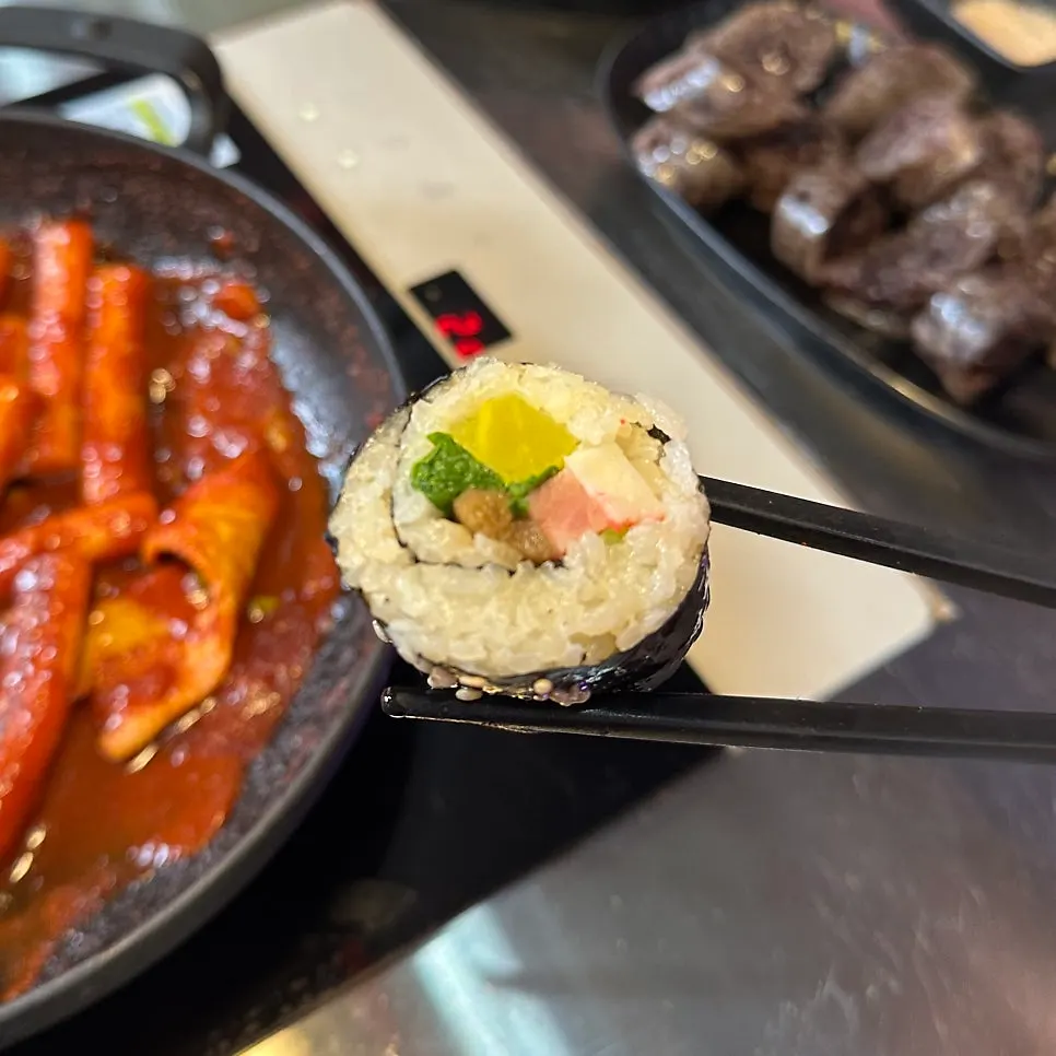 재료가 꽉 찬 야채 꼬마김밥