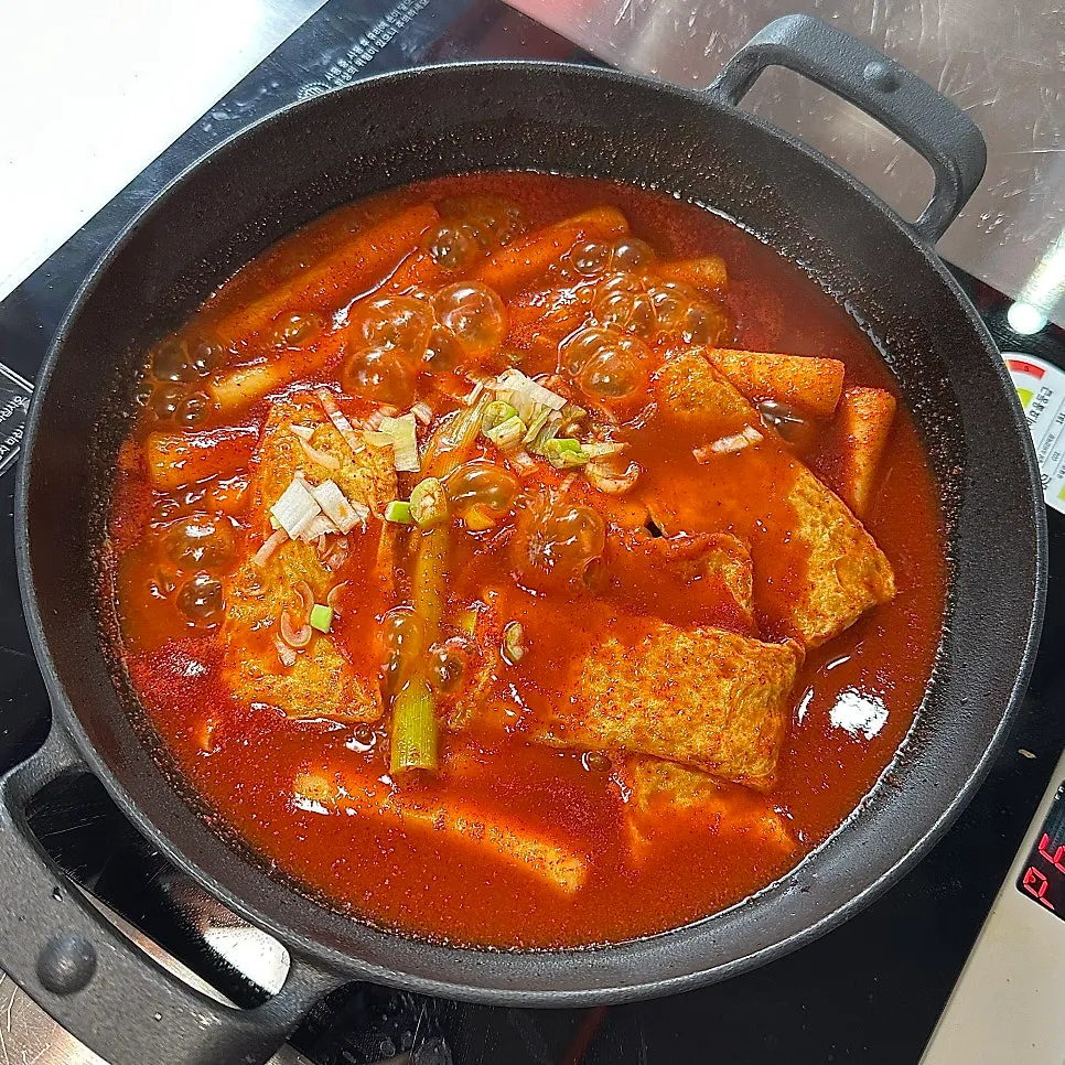 불 위에 올려진 국물 떡볶이와 튀김