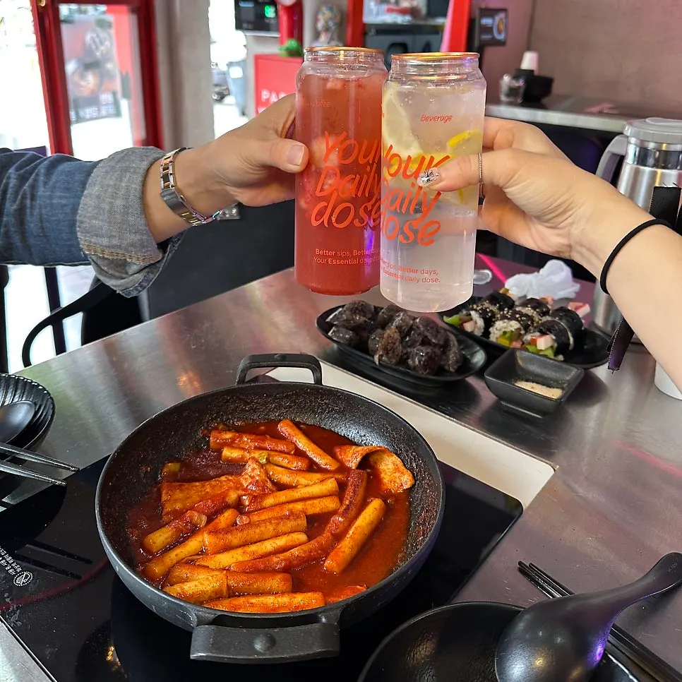 끓고 있는 밀떡 오리지널 국물떡볶이