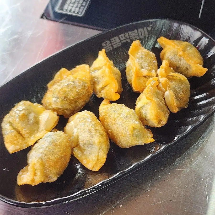 Popcorn mandu given as a complimentary side