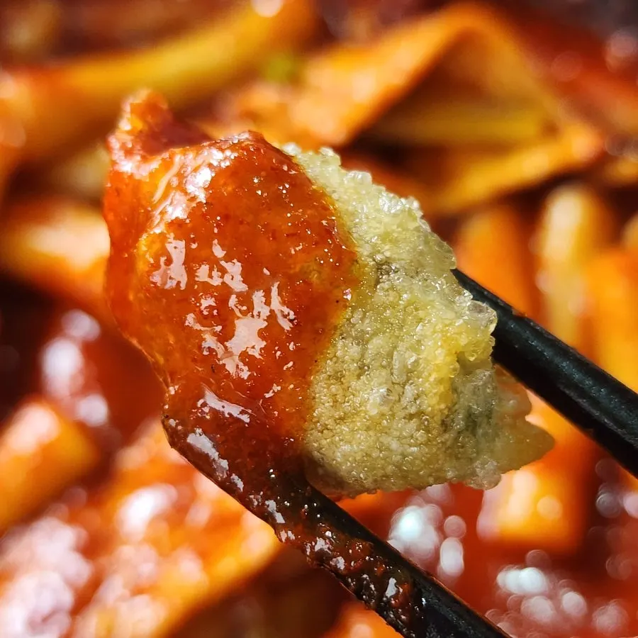 Popcorn mandu dipped in tteokbokki sauce
