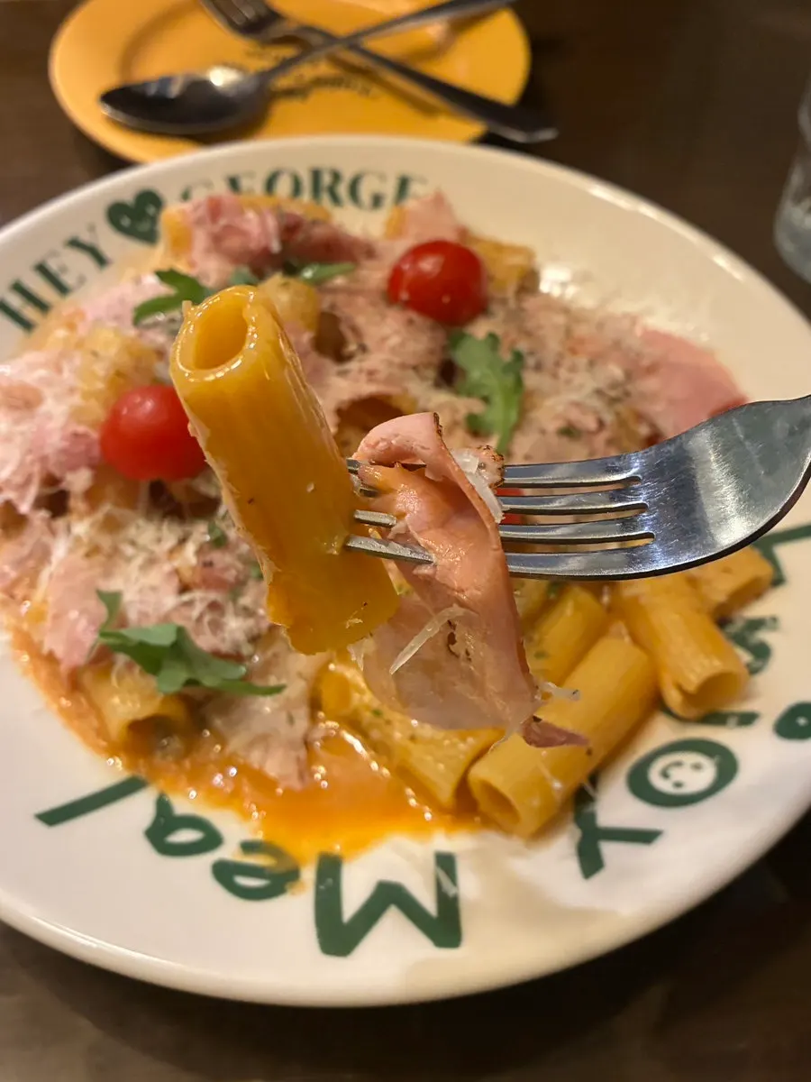 Pasta served with jambon