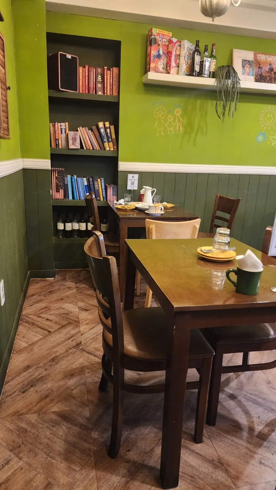 Hey Joji, a vintage American-style restaurant in Yeonnam-dong with chicken tender salad