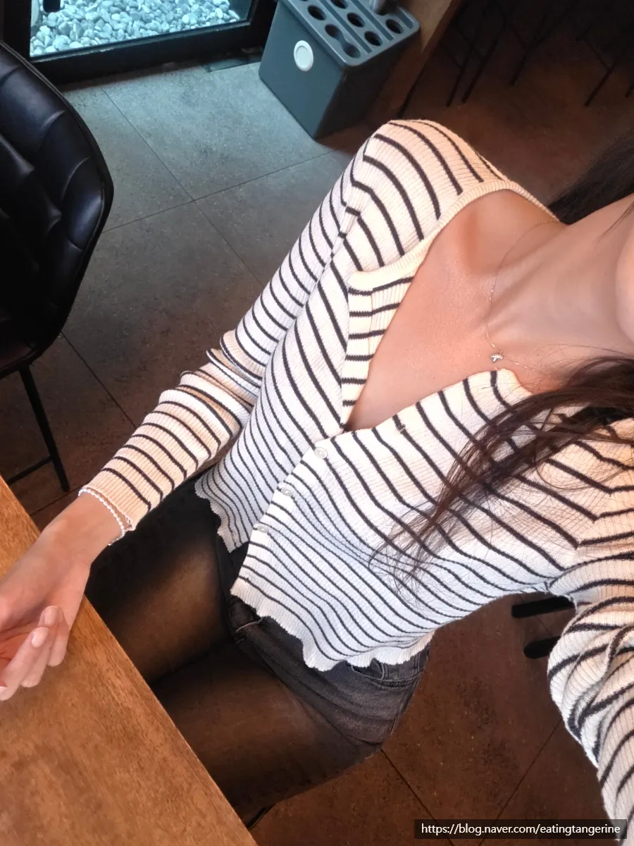 창밖 경치를 보는 바 자리