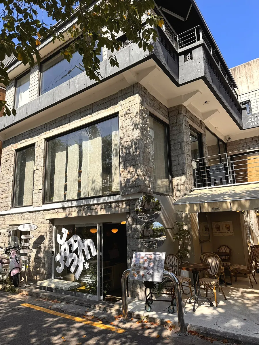 홍대입구역 근처 잼잼 카페 외관